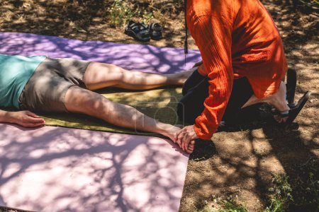 Toque curativo: masaje terapeuta de realizar con la mano un masaje de pies y piernas en un entorno natural