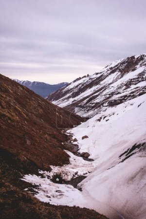 Weiße Winterberge: ein faszinierender Blick auf schneebedeckte Berge und bewölkten Himmel an einem kalten Tag