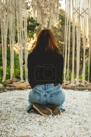 Geistige Heilung in der Natur: Frau findet Ruhe auf Knien auf einem Quarzbett inmitten bergiger Mystiqu