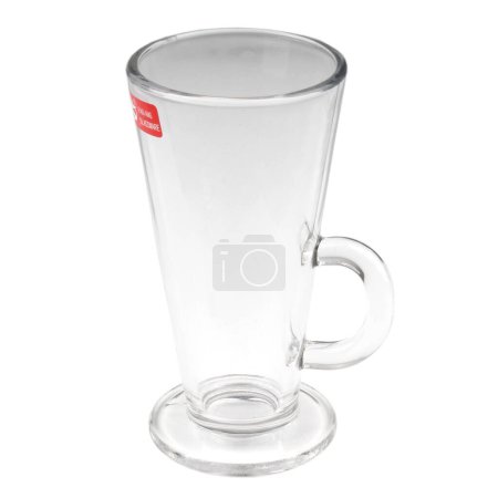 Téléchargez les photos : Tasse en verre vide isolé sur fond blanc - en image libre de droit