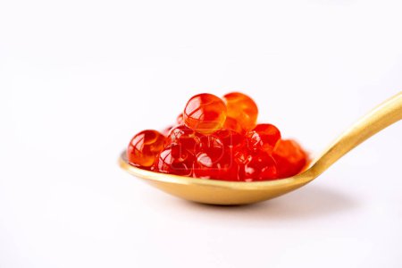 Téléchargez les photos : Salmon Red caviar white background.Red fish caviar on a spoon.Luxury delicacy food.Red caviar in the spoon isolated on a white background.Raw seafood.Macro fish caviar.Delicacy food on white isolated - en image libre de droit