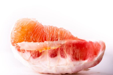 Foto de Pomelo on a white background. Pomelo advertising. Grapefruit. Pomelo pink. Fruit isolated. Cut pomelo on a white background. Pomelo macro shot. Grapefruit macro shot. Pomelo. Coppy juice on fruit. fruit macro shot - Imagen libre de derechos
