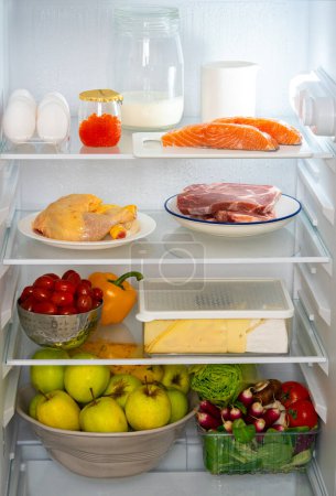 Téléchargez les photos : Réfrigérateur avec des aliments sains. Réfrigérateur avec viande, poisson, poulet, caviar rouge, steaks, légumes, fruits, œufs. Réfrigérateur rempli d'aliments sains seulement. Régime avec des protéines. Réfrigérateur avec régime protéique. - en image libre de droit