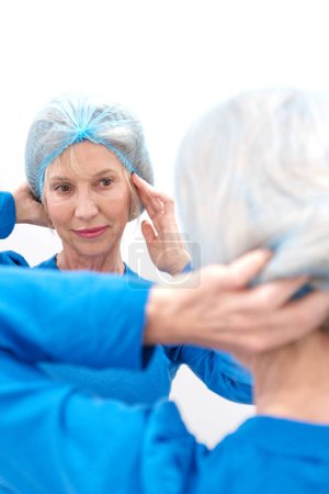 Téléchargez les photos : Picture of a woman setting surgery head cap. She gets a non-surgical hyaluronic injection procedure, emphasizing the importance of beauty, wellness, and advancements in medical technology - en image libre de droit