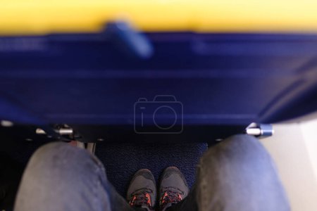 Téléchargez les photos : Image verticale d'un siège d'aéronef étroit et de petite taille. Problème d'ajustement des jambes. Il est conçu pour les voyageurs à petit budget qui ne craignent pas de sacrifier le confort pour l'abordabilité au lieu de l'espace pour les jambes. - en image libre de droit