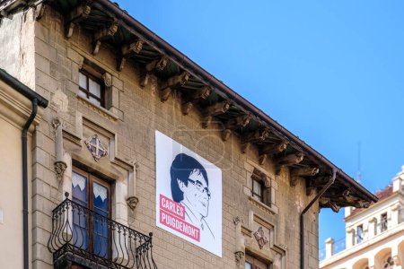 Téléchargez les photos : Vic, Espagne ; Octobre 2023 : Image de Carles Puigdemont sur la façade du bâtiment à Vic, Catalogne. C'est un symbole réclamant l'amnistie du leader catalan pro-indépendant qui est actuellement en exil. - en image libre de droit
