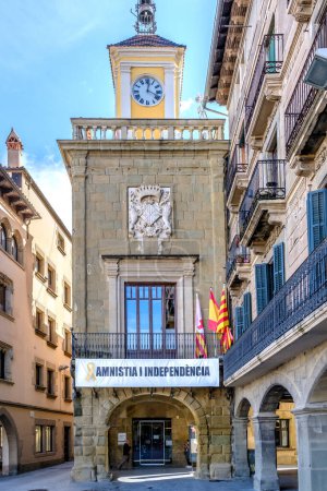 Téléchargez les photos : Vic, Espagne ; Octobre 2023 : Photo verticale d'un bâtiment public accrochant un panneau d'affichage pro amnistie et indépendance sur le balcon. - en image libre de droit