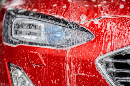 Téléchargez les photos : Lavage électrique et nettoyage d'une voiture rouge. - en image libre de droit