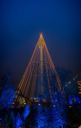Téléchargez les photos : Gothenburg, Suède - 26 novembre 2022 : Parc d'attractions Liseberg à Noël. - en image libre de droit