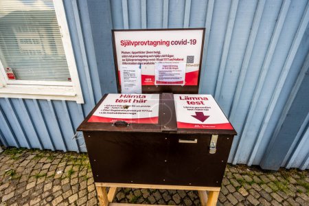 Téléchargez les photos : Varberg, Suède - 04 juillet 2022 : Boîte de dépôt pour l'envoi de tests Covid pour l'analyse. - en image libre de droit