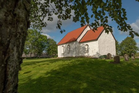 Foto de Vargarda, Suecia - 14 de septiembre de 2019: Iglesia Horla, pequeña iglesia en el municipio de Vargarda. 700 a 900 años de edad. - Imagen libre de derechos