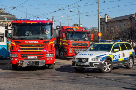Téléchargez les photos : Gothenburg, Suède - 8 avril 2019 : Des véhicules de secours et de police bloquent une rue. - en image libre de droit