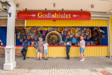 Téléchargez les photos : Gothenburg, Suède - 16 juin 2018 : Roue de la fortune Godishjulet au parc d'attractions Liseberg. - en image libre de droit