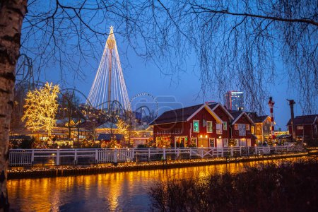 Téléchargez les photos : Gothenburg, Suède - 15 décembre 2019 : Vue d'hiver de Liseberg. - en image libre de droit
