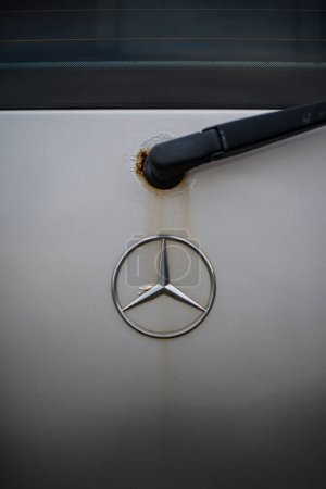 Foto de Lindesnes, Noruega - 27 de junio de 2016: Logotipo de Mercedes Benz en la parte posterior de una paleta.. - Imagen libre de derechos