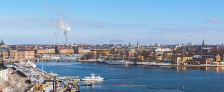 Téléchargez les photos : Stockholm, Suède - 25 février 2018 : Vue sur l'ostermalme et les Skeppsholmen de Katarinahissen. - en image libre de droit
