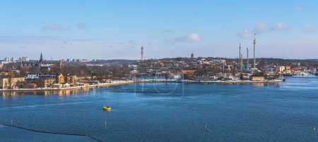 Téléchargez les photos : Stockholm, Suède - 25 février 2018 : Vue sur Skeppsholmen, Kastellholmen et Grona Lund de Katarinahissen. - en image libre de droit