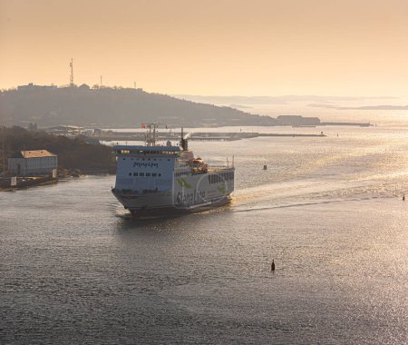 Foto de Gotemburgo, Suecia - 26 de marzo de 2020: Ro-Ro ferry Stena Vinga IMO 9323699 llega a Gotemburgo por la noche. - Imagen libre de derechos