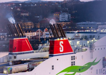 Foto de Gotemburgo, Suecia - 26 de marzo de 2020: Chimeneas del ferry Ro-Ro Stena Scandinavica IMO 9235517 con salida desde Gotemburgo hacia Kiel. - Imagen libre de derechos