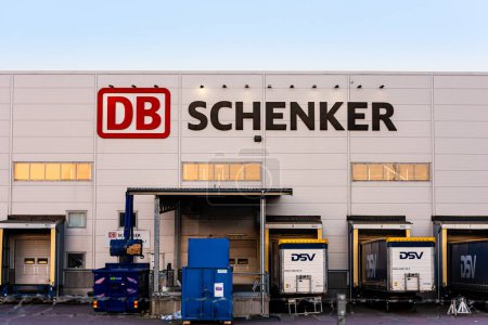 Foto de Gotemburgo, Suecia - 26 de marzo de 2020: logotipo de DB Schenker en un edificio logístico. - Imagen libre de derechos