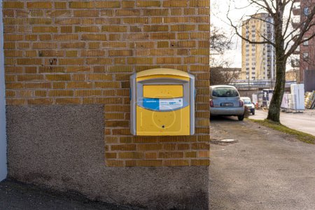 Foto de Gotemburgo, Suecia - 31 de marzo de 2020: Buzón Postnord en una pared. Hora de recogida a las 0900. - Imagen libre de derechos