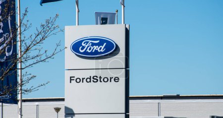 Téléchargez les photos : Gothenburg, Suède - 25 avril 2020 : Ford FordStore signe devant un détaillant. - en image libre de droit