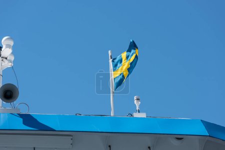 Téléchargez les photos : Gothenburg, Suède - 29 mai 2022 : drapeau suédois sur le mât supérieur d'un ferry. - en image libre de droit