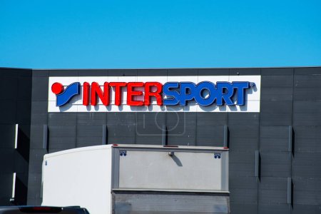 Foto de Gotemburgo, Suecia - 25 de abril de 2020: Logo de InterSport en un centro comercial.. - Imagen libre de derechos