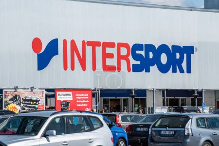 Foto de Gotemburgo, Suecia - 25 de abril de 2020: logo de Intersport en la pared de un centro comercial. - Imagen libre de derechos