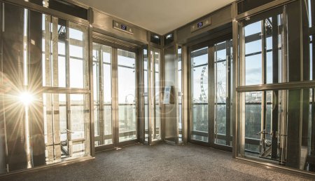 Téléchargez les photos : Gothenburg, Suède - 12 novembre 2017 : Portes d'ascenseur aux tours Gothia avec vue sur le parc d'attractions Liseberg.. - en image libre de droit