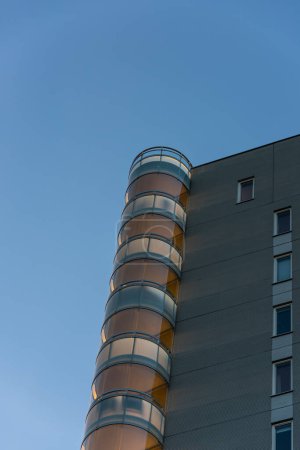 Foto de Gotemburgo, Suecia - 10 de abril de 2020: Balcones redondos en la esquina de una casa alta.. - Imagen libre de derechos