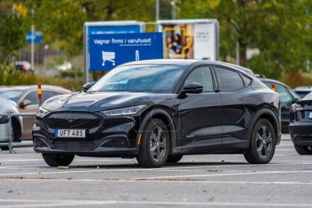 Foto de Gothenburg, Sweden - October 09 2022: A black Ford Mustang Mach-e electric SUV on a parking lot. - Imagen libre de derechos