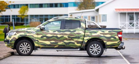Téléchargez les photos : Gothenburg, Sweden - October 29 2022: Camouflage painted Renault Alaskan pickup. - en image libre de droit
