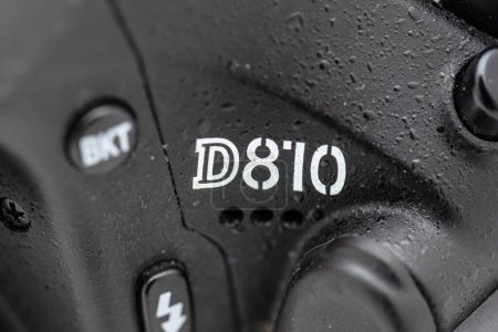 Foto de Gothenburg, Sweden - december 08 2022: Closeup of the logo of a Nikon D810 calera. - Imagen libre de derechos