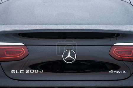 Foto de Kungsbacka, Suecia - 23 de octubre de 2022: Trasera de un Mercedes-Benz GLC 200d negro. - Imagen libre de derechos