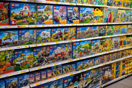 Foto de Gothenburg, Sweden - november 06 2022: Full assortment of Lego sets in a toy store. - Imagen libre de derechos