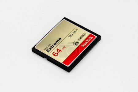 Foto de Gotemburgo, Suecia - 06 de diciembre 2022: 64GB SanDisk Extreme CompactFlash tarjeta de memoria. - Imagen libre de derechos