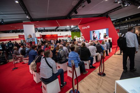 Téléchargez les photos : Cologne, Allemagne - 27 septembre 2018 : Les visiteurs écoutent une présentation à Photokina.. - en image libre de droit