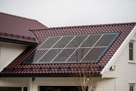 Téléchargez les photos : Cellules solaires installées sur un toit de garage. - en image libre de droit