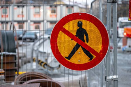 Téléchargez les photos : Piétons interdits signalisation par les travaux routiers. - en image libre de droit