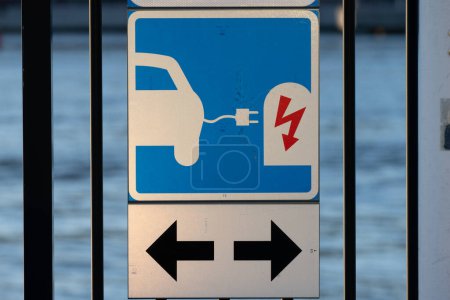 Foto de Gotemburgo, Suecia - 11 de julio de 2022: Cargador de coche eléctrico en un estacionamiento. - Imagen libre de derechos
