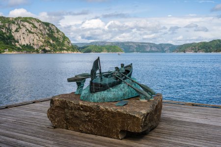Téléchargez les photos : Farsund, Norvège - 02 juillet 2023 : Monument Atlanterhavsroerne par Lyngdalsgfjorden à Farsund. - en image libre de droit