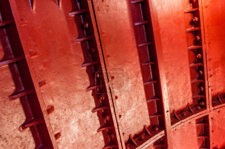 Foto de El interior de un faro de hierro fundido rojo
.. - Imagen libre de derechos