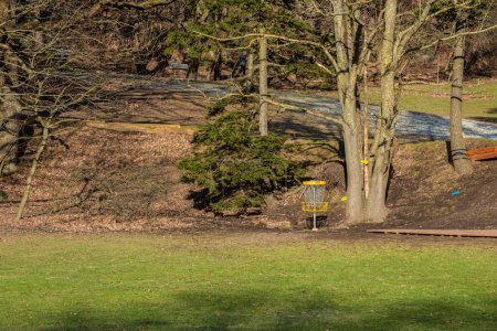 Téléchargez les photos : Gothenburg, Suède - 30 janvier 2021 : Cible de golf à disque jaune dans un parc. - en image libre de droit