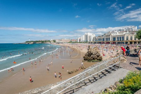 Téléchargez les photos : Biarritz, France - 28 juillet 2016 : Vue sur la plage de Grand Plage en été. - en image libre de droit
