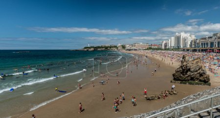 Téléchargez les photos : Biarritz, France - 28 juillet 2016 : Vue sur la plage de Grand Plage en été. - en image libre de droit