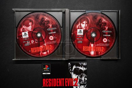 Téléchargez les photos : Gothenburg, Suède - 10 décembre 2023 : Disques de Resident Evil 2 Playstation game. - en image libre de droit
