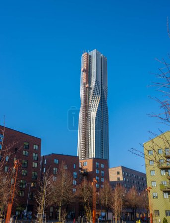Foto de Gotemburgo, Suecia - 04 de marzo de 2024: El rascacielos de Karlatornet se eleva sobre oficinas y apartamentos en Lindholmen. - Imagen libre de derechos