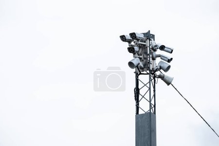 Foto de Gotemburgo, Suecia - 24 de febrero de 2024: Cámaras de CCTV en un mástil alto. - Imagen libre de derechos