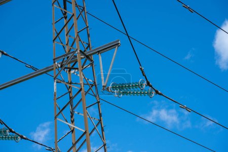 Foto de Aisladores y líneas eléctricas de un mástil de alta tensión. - Imagen libre de derechos